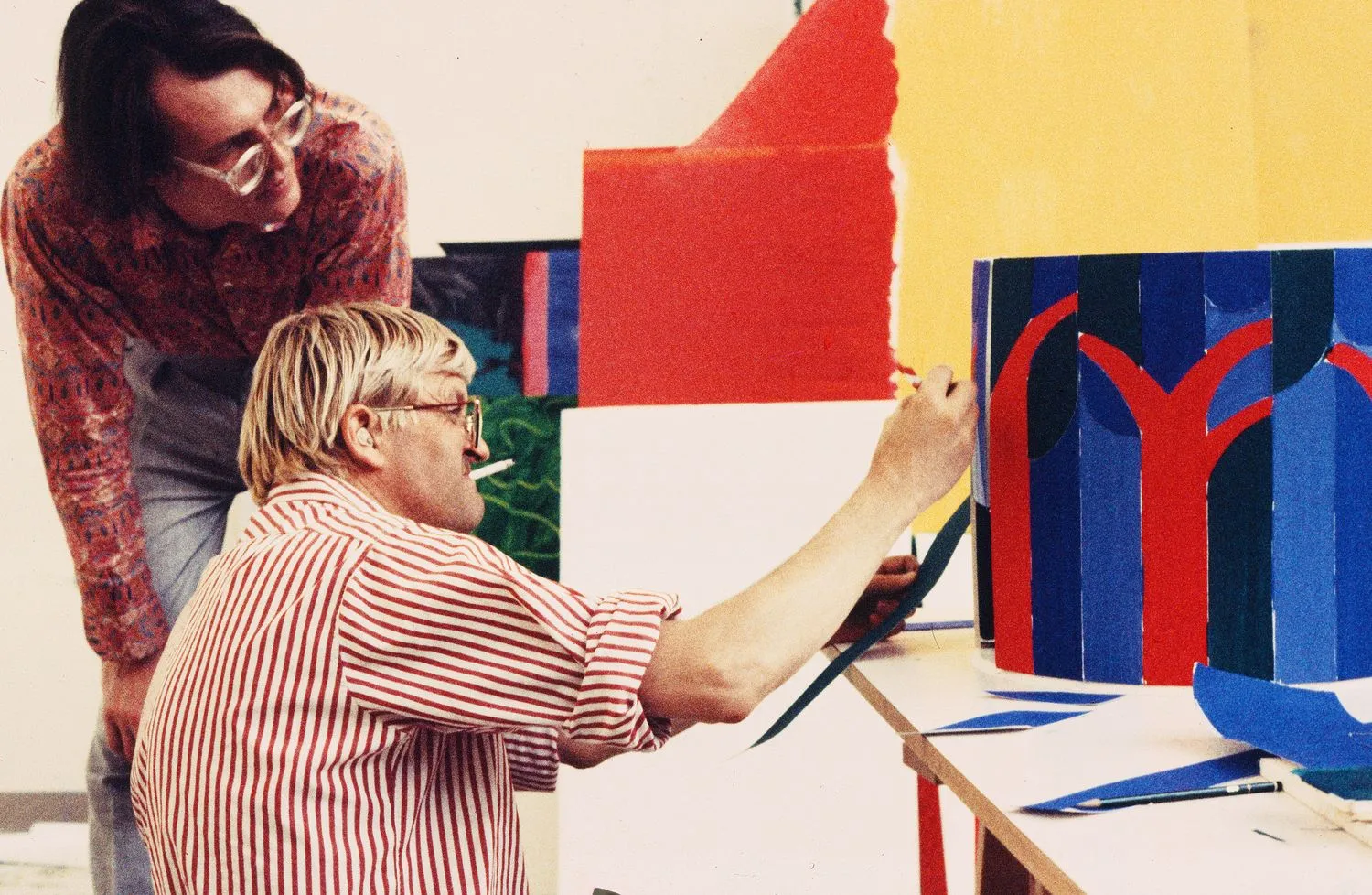 David Hockney works on his Enchanted Tree model. andre heller art amusement park. Los Angeles, California, 1986