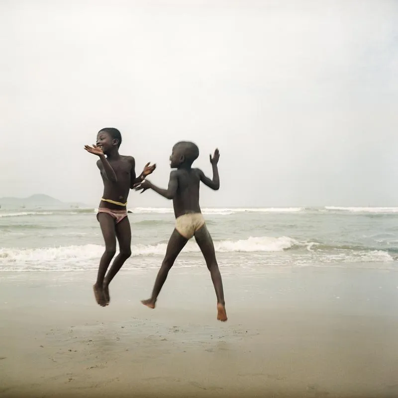 Denis Dailleux, Deux soeurs sur une plage d'Apam, Ghana, 2012. Galerie Peter Sillem
