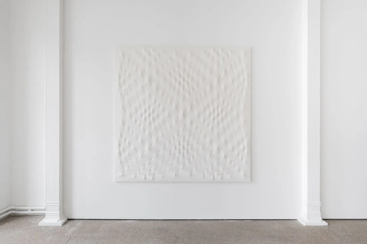 Enrico Castellani, Superficie bianca, 2002. Galerie Greta Meer