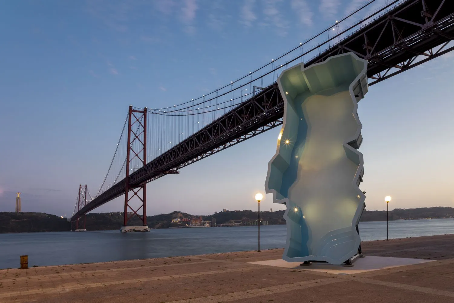 Joana Vasconcelos, Portugal a Banhos (Portugal Swimming), 2010