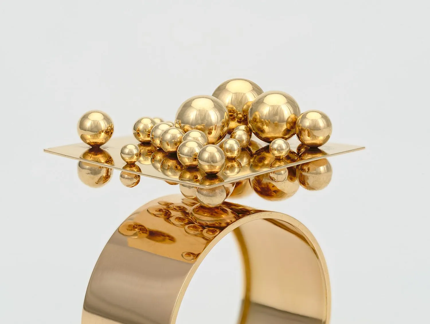 Pol Bury, Bracelet Boules des deux côtes d’un carré, 1968 © Dominique Provost. King Baudouin Foundation