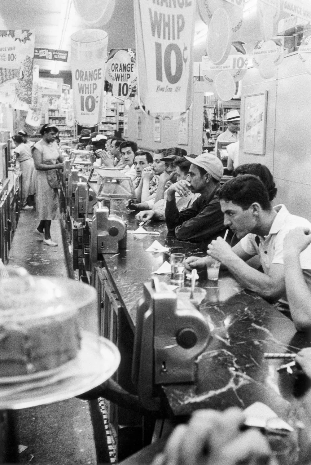 Robert Frank, Drug store — Detroit, 1955/56