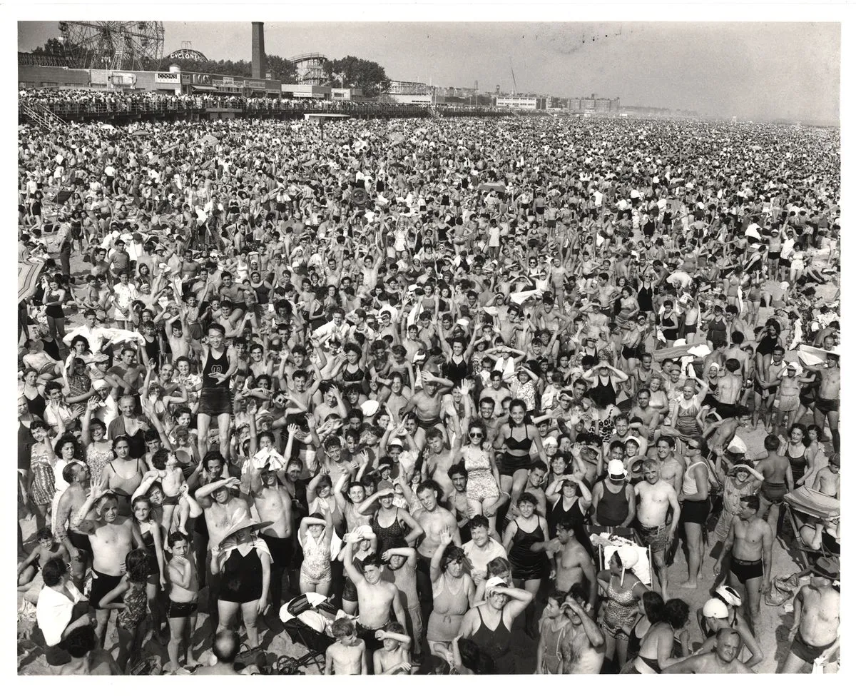 Weegee, Afternoon crowd at Coney Island, Brooklyn, July 21, 1940