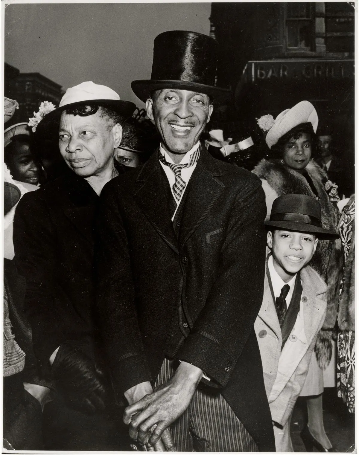 Weegee, Clothing salesman, Easter Sunday, Harlem, New York, ca. 1940